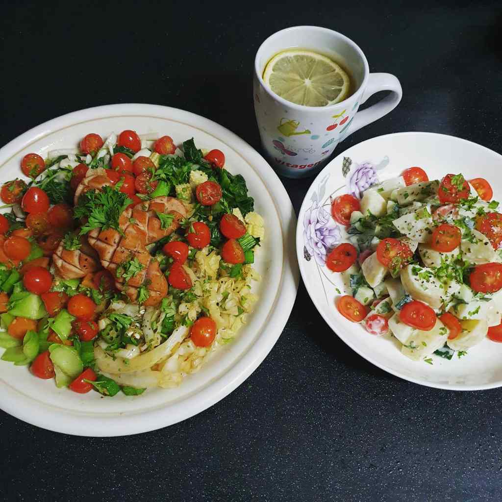 煙熏雞肉香腸配混合蔬菜拼盤。