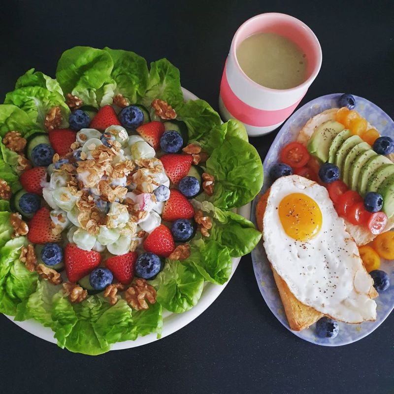 Fruit yogurt with garlic&nbsp;toast.