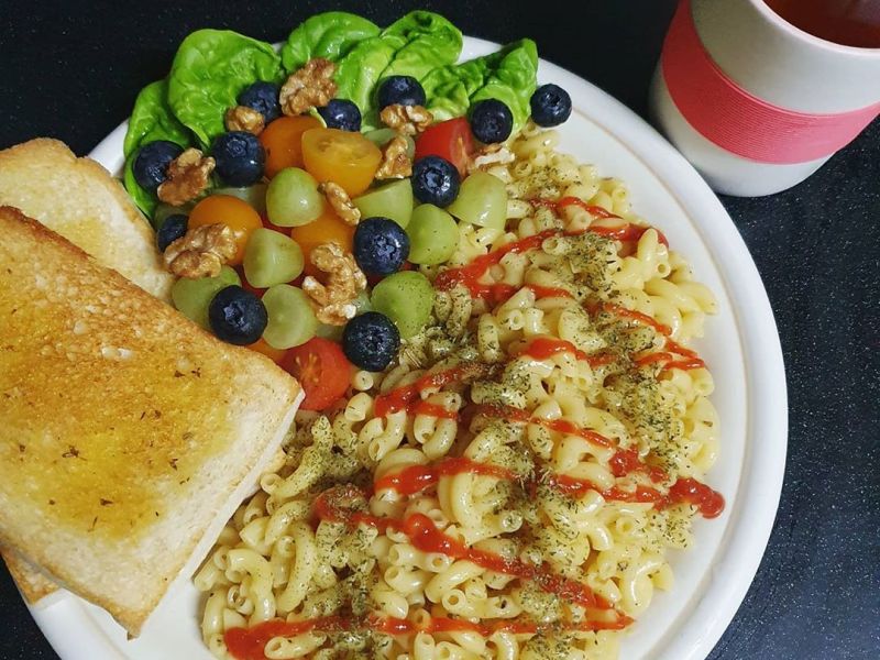 Cheesy macaroni with fruits and garlic&nbsp;toast.
